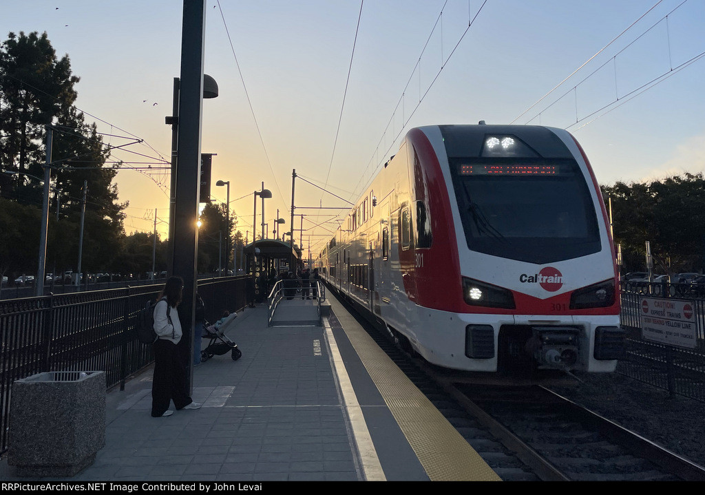 San Francisco bound Caltrain at Mountain View Station 